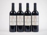 trois bouteilles de vin rouge sont alignées sur une surface blanche