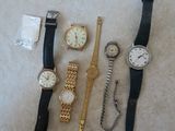 beaucoup de montres qui traînent par terre