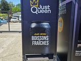 une photo d'un distributeur automatique dans un parking