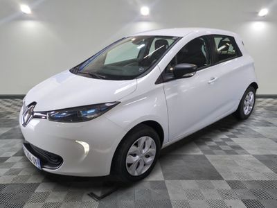 la photo d'une voiture blanche garée dans un garage