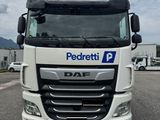 la photo d'un camion blanc garé sur un parking