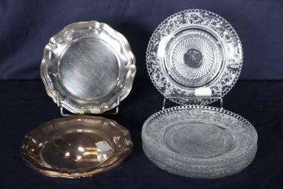 Ensemble de dessous de bouteilles en verre et métal argenté.