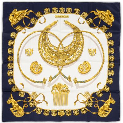 un foulard carré orné d'un motif doré et bleu