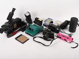 tout un tas de modèles d'appareils photo et d'accessoires sur la table