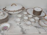 une table en marbre sur laquelle sont posés de nombreux plats et tasses