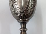 une coupe en argent posée sur une table