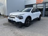 un 4x4 blanc garé devant un bâtiment