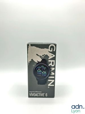la montre se trouve dans sa boîte, posée sur une surface blanche