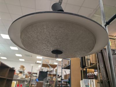 Suspension vintage années 70. Tôle laquée et plastique givré…