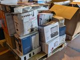 de nombreuses caisses contenant du matériel électronique empilées sur une palette