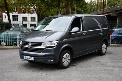 une camionnette noire garée dans un parking