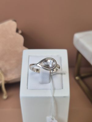 une boîte blanche contenant une bague en argent