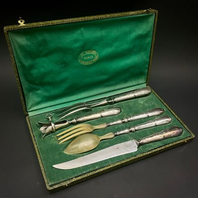 un étui vert contenant un couteau, une fourchette, une cuillère et un repose-cuillère