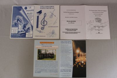 beaucoup de livres et de brochures sur la table