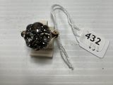 une petite perle noire attachée à un fil, avec une étiquette de prix