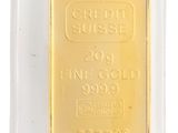 un lingot d'or dans un étui en plastique transparent