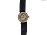 une montre posée sur un bracelet noir