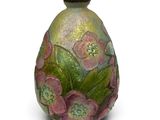un petit vase sur lequel sont peintes des fleurs sur un fond blanc