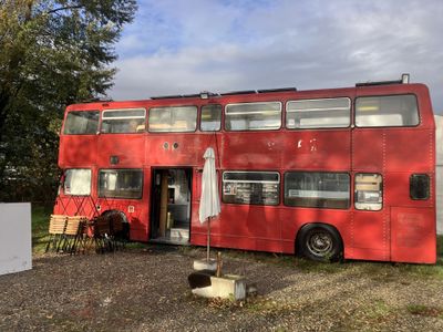 FOODTRUCK BUS ANGLAIS EQUIPE POUR ACTIVITE BURGER.