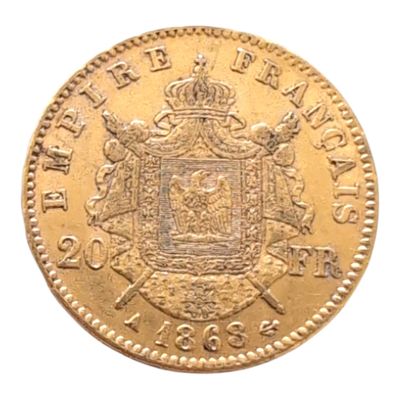 gros plan d'une pièce d'or sur fond blanc