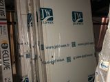 une pièce où il y a beaucoup de cartons par terre