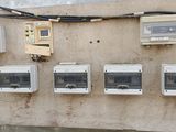 de nombreux micro-ondes et grille-pain accrochés au mur les uns à côté des autres
