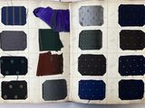 un livre sur lequel sont représentées plusieurs cravates de différentes couleurs