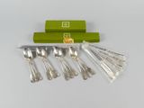 six cuillères en argent et six cuillères en argent dans une boîte verte