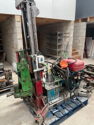 une machine qui se trouve au milieu d'un bâtiment