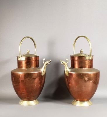 paire de vases anciens en cuivre, munis d'anses et de poignées