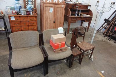 deux chaises assises l'une à côté de l'autre dans une pièce