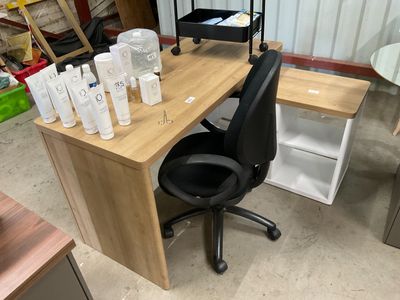 un bureau avec une chaise et une table sur laquelle sont posées des bouteilles