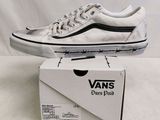 Des baskets Vans Old Skool dans une boîte, sur fond blanc