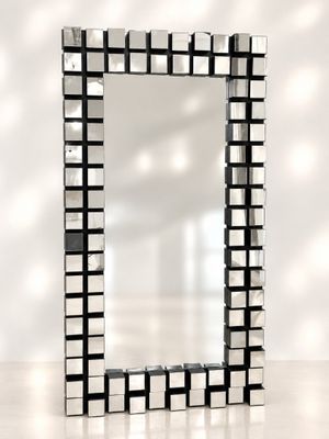 miroir à reflets avec des carrés noirs et blancs sur une surface blanche