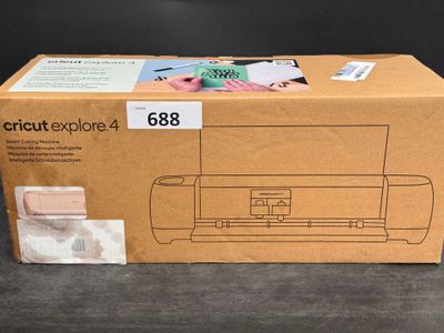 Le carton de l'imprimante est posé sur la table, prêt à être expédié.