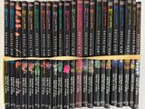 beaucoup de livres empilés sur une étagère