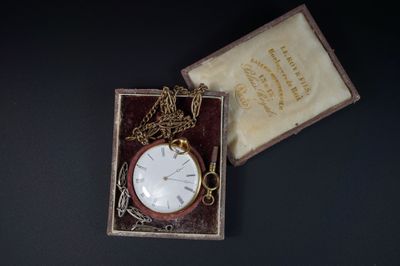 une petite boîte contenant une montre de poche