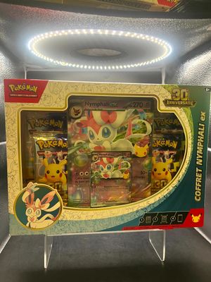vitrine de jouets Pokémon dans un magasin, éclairée