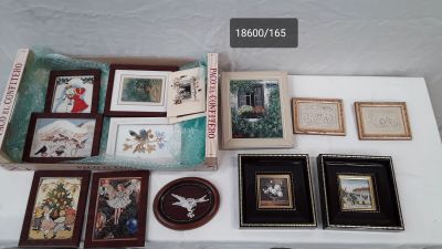 une table sur laquelle sont posées de nombreuses photos
