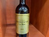une bouteille de vin posée sur une étagère