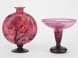 deux vases roses posés l'un à côté de l'autre sur une surface blanche
