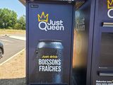 deux poubelles posées au bord de la route