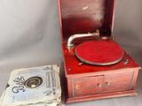 un vieux tourne-disque et une pile de journaux posés sur une table