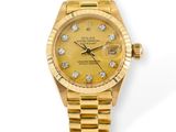 une montre Rolex pour femme avec un cadran jaune et des index en diamants