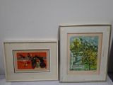 deux photos de fleurs encadrées accrochées au mur