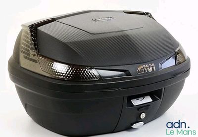 une image montrant un gros plan d'un coffre de moto noir