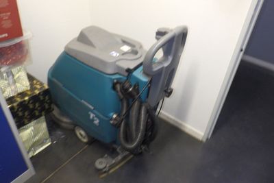 une machine bleue et grise posée par terre