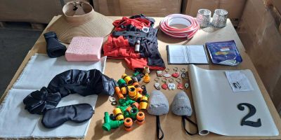 une table sur laquelle se trouvent de nombreux objets, ainsi que de nombreux autres objets posés sur la table