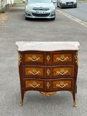 une petite commode au milieu de la rue