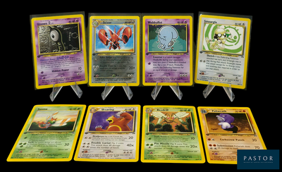 Plusieurs cartes Pokémon sont disposées en rangée sur un fond noir